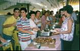 Servindo almoço  na barraca no dia 15