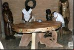 Acabamento de uma mesa rústica